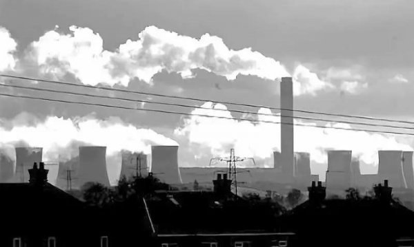 在廠房的中央矗立著一個(gè)高達(dá)259米的煙囪 在廠房的中央矗立著一個(gè)高達(dá)259米的煙囪