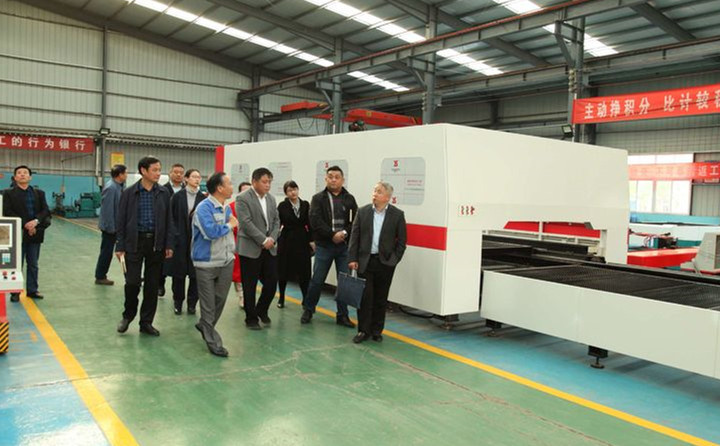 企業(yè)家們參觀金格瑞生產(chǎn)間 企業(yè)家們參觀金格瑞生產(chǎn)間