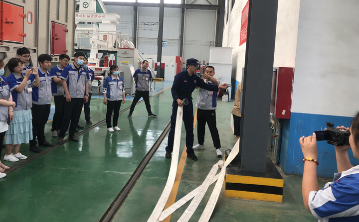 教官講解消防栓使用 教官講解消防栓使用