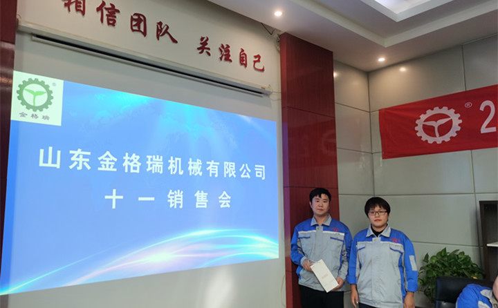 銷售總監李娟為9月份的邀約冠軍王錫友頒發榮譽獎勵