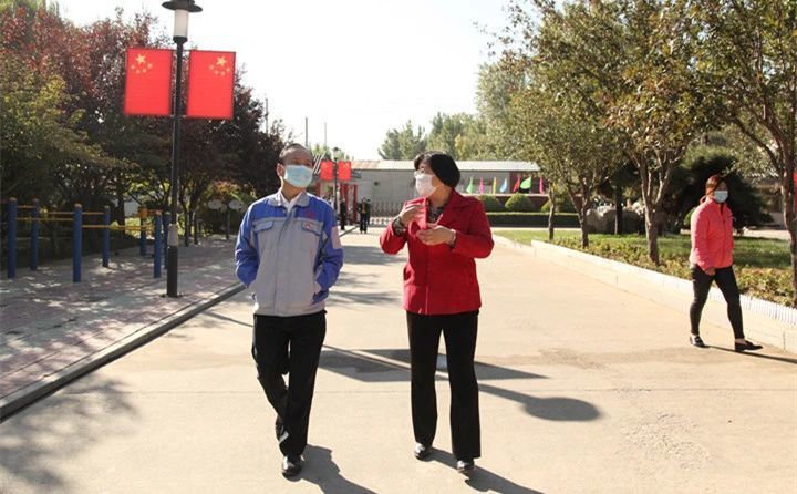 金格瑞景董詢問院長(zhǎng)老人情況