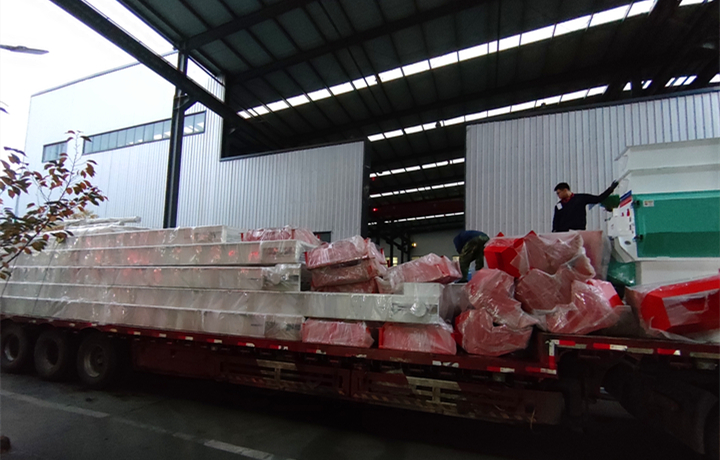 顆粒機(jī)生產(chǎn)線裝車完成,準(zhǔn)備發(fā)往內(nèi)蒙古烏蘭察布 顆粒機(jī)生產(chǎn)線裝車完成,準(zhǔn)備發(fā)往內(nèi)蒙古烏蘭察布