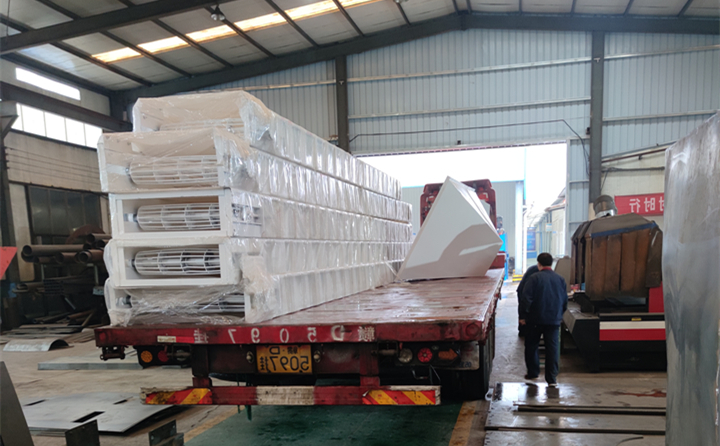 顆粒機(jī)加工車間裝貨中 顆粒機(jī)加工車間裝貨中