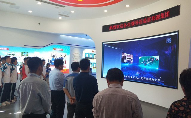 董事長景奉國先生引領(lǐng)老師和同學們參觀了黨群服務(wù)中心 董事長景奉國先生引領(lǐng)老師和同學們參觀了黨群服務(wù)中心